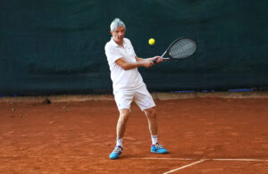 Avanza el Torneo de Tenis Singles para Madrugadores